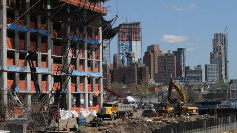 Los trabajadores de la construcción requieren medidas de seguridad que los protejan.