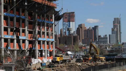 Los trabajadores de la construcción requieren medidas de seguridad que los protejan.