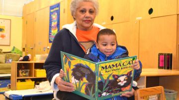 Sonia Reina junto a su nieto Ismael Rivera, quien recibe educación preescolar en la organización Children’s Place Association.