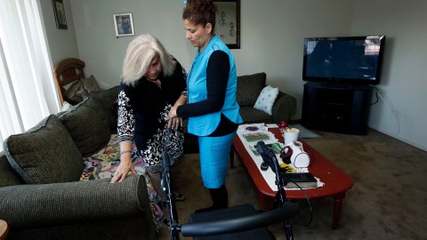Grace Estrada cuida y ayuda a su madre, Mercedes Neri Estrada de 75 años.