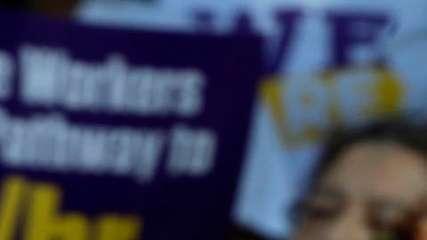 Cientos de empleados del condado protestaron pidiendo un alza al salario mínimo.