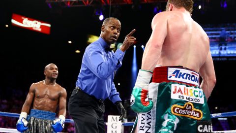 Kenny Bayless le llama la atención a "Canelo" Álvarez en su pelea contra Floyd Mayweather en 2013.