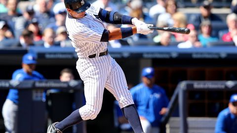 Alex Rodríguez batea un sencillo en laz quinta entrada en su regreso a Yankee Stadium.
