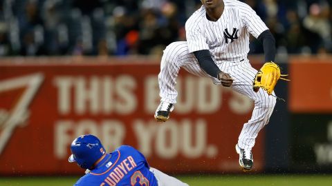 Didi Gregorius #18 de los Yankees con el out a Michael Cuddyer #23  de los Mets. Foto: Getty Images