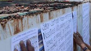 Los padres cuelgan letreros en busca de ayuda para encontrar a sus hijos.