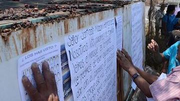 Los padres cuelgan letreros en busca de ayuda para encontrar a sus hijos.