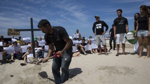 MANIFESTACIÓN EN PLAYA DE COPACABANA POR MUERTE DE NIÑO EN OPERATIVO POLICIAL