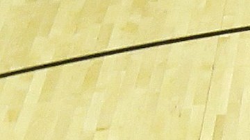 Blake Griffi recupera un  rebote en el tablero ante los Spurs de San Antonio. Foto: EFE