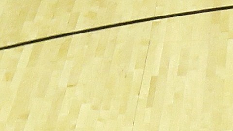 Blake Griffi recupera un  rebote en el tablero ante los Spurs de San Antonio. Foto: EFE