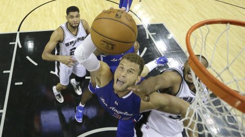 Blake Griffi recupera un rebote en el tablero ante los Spurs de San Antonio. Foto: EFE