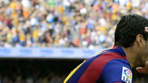 Lionel Messi (der.) y Luis Suarez celebran un gol.
