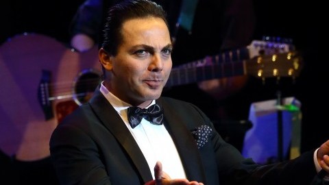 Antes de partir, Cristian agradeció la presencia de todos los invitados y felicitó a Mayela con un beso.
