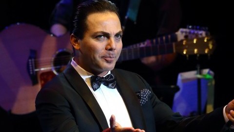 Antes de partir, Cristian agradeció la presencia de todos los invitados y felicitó a Mayela con un beso.