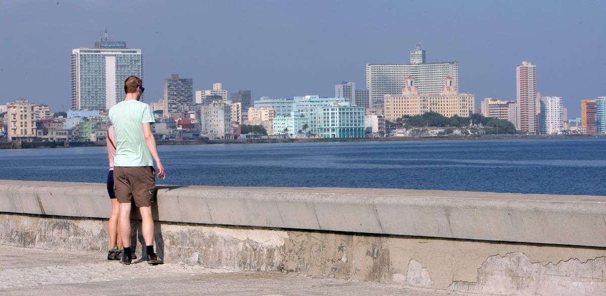 Turistas caminan en La Habana.  