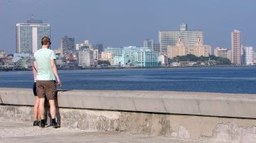 Turistas caminan en La Habana.