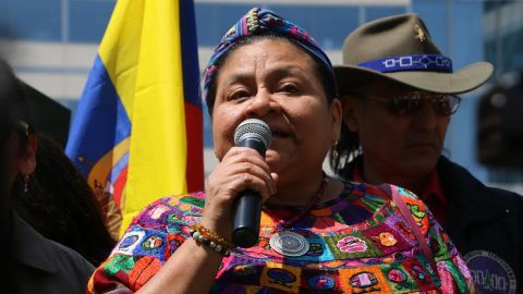 Rigoberta Menchú, Premio Nobel de la Paz en 1992, acusó a Chevron de "ecocidio" por los daños ecológicos ocasionados en la Amazonía ecuatoriana.