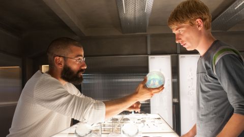 Óscar Isaac y Domhnall Gleeson en una escena de 'Ex Machina', ya en cines.