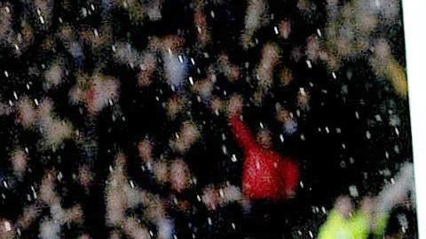 Maroune Fellaini celebra el segundo gol de los Diablos en el Derbi de Manchester.
