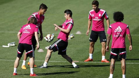 James Rodríguez (centro) y Raphael Varane (izq.) disputan un balón en una práctica del equipo en Valdebebas. /EFE
