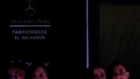 Johana Hernández (centro) en una pasarela donde presentó los diseños de su colección GLAUDI primavera 2015.