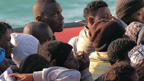 Miles de migrantes africanos cruzan hacia Europa por el Mediterráneo.