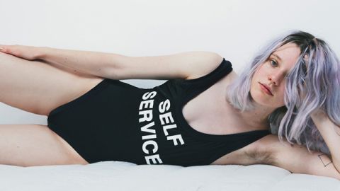 La modelo Arvida Byström, con su pelo en tonos arcoíris, es la protagonista de la campaña.