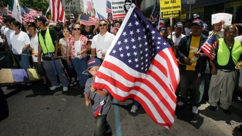 Jerry Brown, firmó ayer la SB 432 por la que se prohíbe emplear el término "alien" (extranjero) en la legislación laboral del estado para referirse a un inmigrante