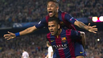 Neymar (arriba) celebra con Daniel Alves su gol sobre el París Saint Germain. /EFE