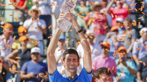 Novak Djokovic of Serbia presume su trofeo tras derrotar a a Andy Murray. /EFE