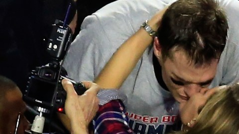 Una de las fotos más tiernas de la pareja durante la celebración del Super Bowl de los Patriots.