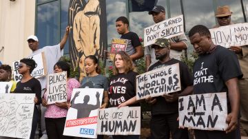 Manifestantes protestan por la muerte de Walter Scott  quien murió a manos de un policía blanco en Carolina del Sur.