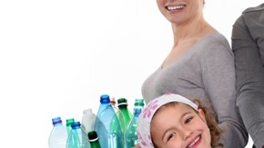 El Día de la Tierra es una festividad que recuerda que toda familias debe ayudar a reciclar.