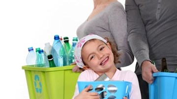 El Día de la Tierra es una festividad que recuerda que toda familias debe ayudar a reciclar.