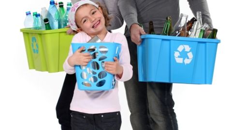 El Día de la Tierra es una festividad que recuerda que toda familias debe ayudar a reciclar.