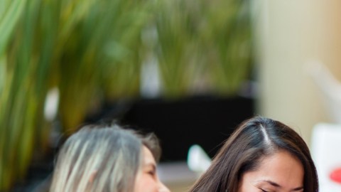 Las amigas que se conocen desde la infancia o crecieron en el mismo lugar comparten un pasado común que fortalece la relación.