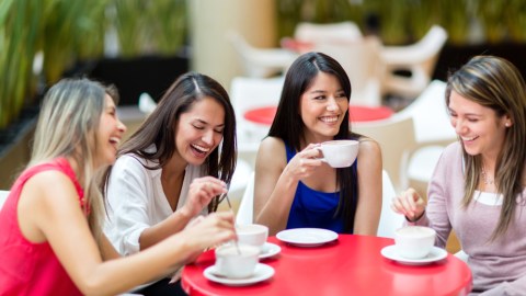Las amigas que se conocen desde la infancia o crecieron en el mismo lugar comparten un pasado común que fortalece la relación.