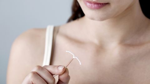 Hay dos marcas de dispositivo intrauterino disponibles en Estados Unidos: ParaGard y Mirena.