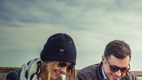 En la actualidad, son muchos los que prefieren prestar atención a su teléfono celular,  a disfrutar una conversación entre amigos.