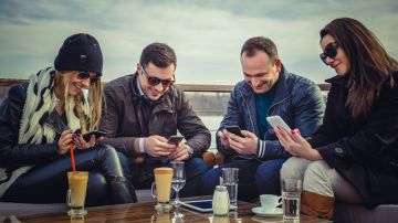 En la actualidad, son muchos los que prefieren prestar atención a su teléfono celular,  a disfrutar una conversación entre amigos.