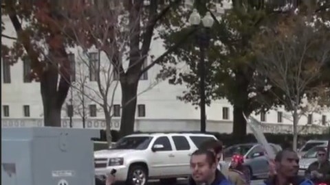 Trabajadores que limpian las oficinas o atienden la cafetería del Senado en D.C. demandan salario digno.