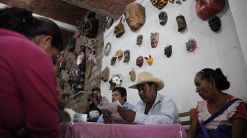 Familiares de los jóvenes desaparecidos en Chilapa durante una reunión con autoridades el 26 de mayo de 2015.