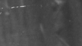 Una mujer es llevada en una camilla después de los disturbiosen el funeral del asesinado arzobispo Oscar Romero en San Salvador.