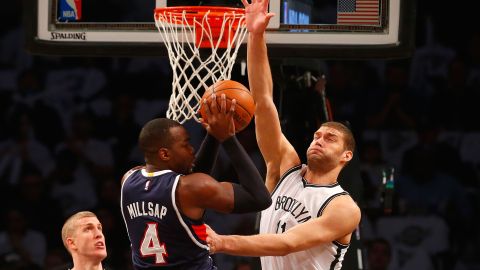 Paul Millsap (4) entra a canasta ante la oposición de Brook López.