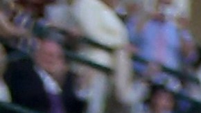 Víctor Espinoza cruza la meta del 141 Derby de Kentucky, su tercer triunfo de la carrera de caballos más importante.