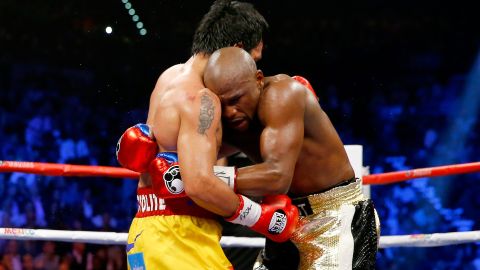 Imagen recurrente de la pelea del 2 de mayo, con Mayweather abrazando a Pacquiao.