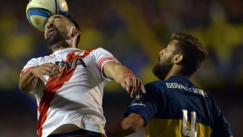 Rojas (izq.) y Peruzzi disputan el balón en el Clásico del domingo, ganado por Boca 2-0.