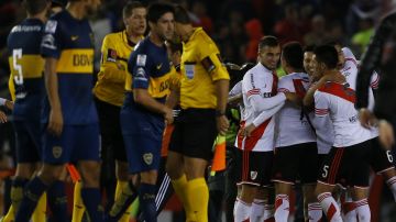Jugadores de River Plate celebran la victoria contra su gran rival en la ida de octavos de final.
