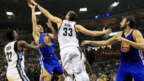 Marc Gasol, de los Grizzlies, bloquea el intento de Klay Thompson, de los Warriors.