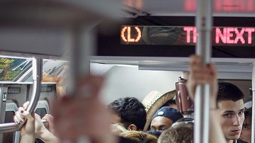 La mayoría de las veces los tocones provechan las aglomeraciones en el tren para abusar de mujeres.