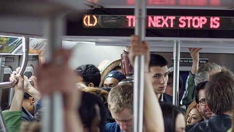 La mayoría de las veces los tocones provechan las aglomeraciones en el tren para abusar de mujeres.